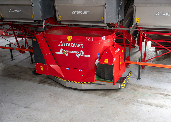 Automated feed mixing and distribution system in an agricultural facility.
